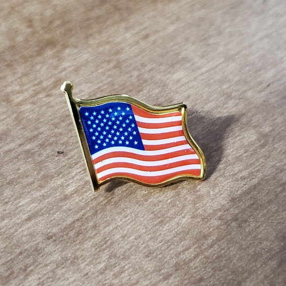 American Flag Lapel Pins, Unisex - Picture 1 of 7